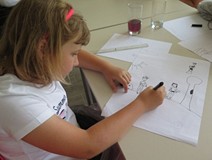 Dziewczynka projektuje okładkę komiksu