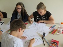 Troje dzieci rysują komiks