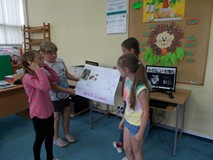 Drużyna prezentuje swój plakat o słoniach