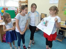 Drużyna trzech dziewcząt prezentuje swoją pracę o panterze śnieżnej