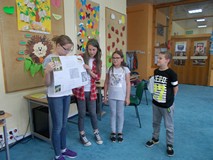 Grupa pozuje do zdjęcia z plakatem o wilkach