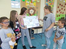 Grupa pozuje do zdjęcia ze swoim plakatem