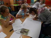 Grupa trzech dziewczynek wykonują wspólny plakat o słoniach afrykańskich