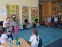 Bibliotekarka prowadzi zabawę ruchową