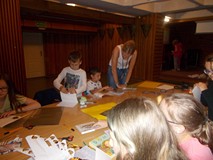 Dzieci tworzą notesy na autografy