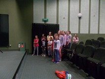 Dzieci wspólnie śpiewają piosenkę