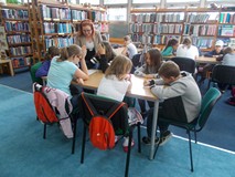 Dzieci siedzą przy stole podczas zabawy logicznej