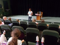 Pisarka pokazuje dzieciom swoją książkę