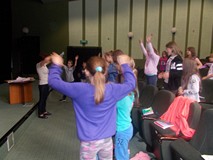 Pisarka wspólnie z dziećmi powtarzają ruchy do rymowanego tekstu