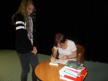 Pisarka podpisuje dzieciom książki