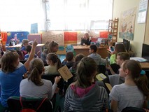 Bibliotekarka prezentuje przedmiot licytacji