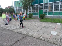 Bibliotekarka tłumaczy dzieciom zasady zabaw drużynowych