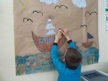 Chłopiec przyczepia pirata do statku