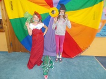 Dwie dziewczynki pozują do zdjęcia z rekwityzami z papieru