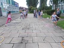 Dzieci  bawią się  w zabawy drużynowe