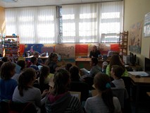 dzieci biorą udział w licytacji upominków wakacyjnych