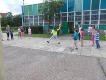 Dzieci grają w zbijaka