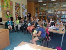 Dzieci przygotowują się do licytacji nagród