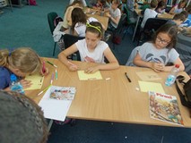 Dzieci wykonują plakietki ze swoim imieniem