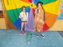 pozują do zdjęcia z rekwityzami z papieru i przebraniu