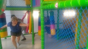 Dzieci podczas zabawy na sali