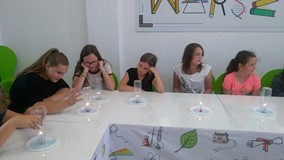 Dzieci podczas wykonywania eksperymentów