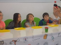 Dzieci słuchają prowadzącego warsztaty