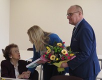Andrzej Ziemiński i Beata Sawa-Jovanoska wręczają kwiaty Marii Hudymowej