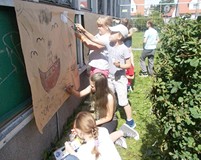 Filia nr 12. Dzieci malują wakacyjne dzieło.