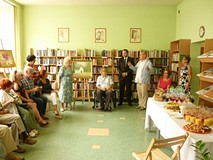 Dyrektor Koszalińskiej Biblioteki Publicznej przedstawia artystkę