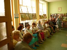 Goście siedzą na krzesłach i słuchają przemówień na otwarcie
