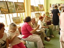 Goście dyskutują o obrazach