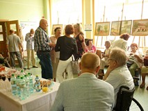 Goście dyskutują o obrazach