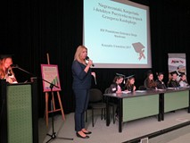 Na scenie zastępca dyrektora Koszlaińskiej Biblioteki Publicznej Beata Sawa-Jovanoska z mikrofonem o