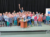 Po spotkaniu autorskim z Przemysławem Wechterowiczem do pamiatowej fotografii pozuje bardzo liczna g