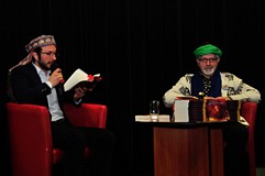 W czasie Orientalnej Nocy w Bibliotece na spotkaniu z filozofią Nasreddina Hodży siędzą na fotelach 