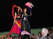 W czasie Orientalnej Nocy w Bibliotece na scenie wizrują w tańcu hinduskim kolorowo ubrane dwie tanc