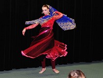 W czasie Orientalnej Nocy w Bibliotece na scenie wizruje w tańcu hinduskim kolorowo ubrana tancerka