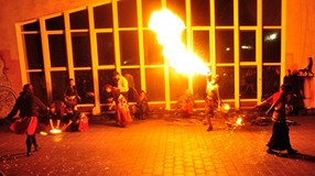 W czasie Orientalnej Nocy w Bibliotece na placu przed biblioteką pokaz tańca z ogniami