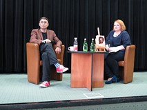 W czasie spotkania autorskiego z Piotrem Stankiewiczem na scenie siedzą dwie osoby - gość i prowadzą