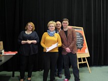 W czasie spotkania autorskiego z Piotrem Stankiewiczem na scenie stoi grupa 4 osób. Wśród nich: dyre