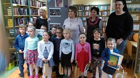Nagrodzone przedszkolaki z członkiniami Jury