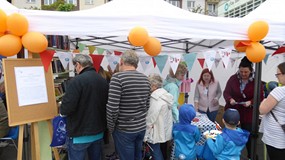 Na zdjęciu stoisko promocyjne Koszalińskiej Biblioteki Publicznej w czasie Dni Koszalina. W ramie z 