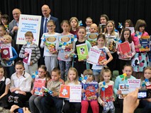 Pamiątkowa fotografia wszystkich 51 najaktywniejszych czytelników powiatu koszalińskiego wraz z wice