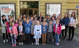 Na zdjęciu przed Bałtyckim Teatrem Dramatycznym najaktywniesi czytelnicy powiatu koszalińskiego wraz