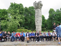 Na placu przed biblioteką u stóp pomnika Polonii, bardzo liczna grupa młodych mężczyzn - uczniów Zes