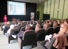 Na zdjęciu w sali konferencyjno-kinowej Koszalińskiej Biblioteki Publicznej licznie zgromadzona publ