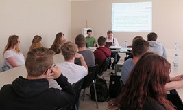 W sali Koszalińskiej Biblioteki Publicznej młodzież licealna uczestniczy w warsztatach pięknego czyt