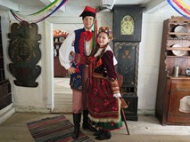 W czasie Narodowego Czytania 2017 w Koszalinie młoda para w strojach ludowych pozuje do zdjęcia we w