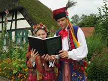 W czasie Narodowego Czytania 2017 w Koszalinie młoda para w strojach ludowych czyta Wesele z orygina
